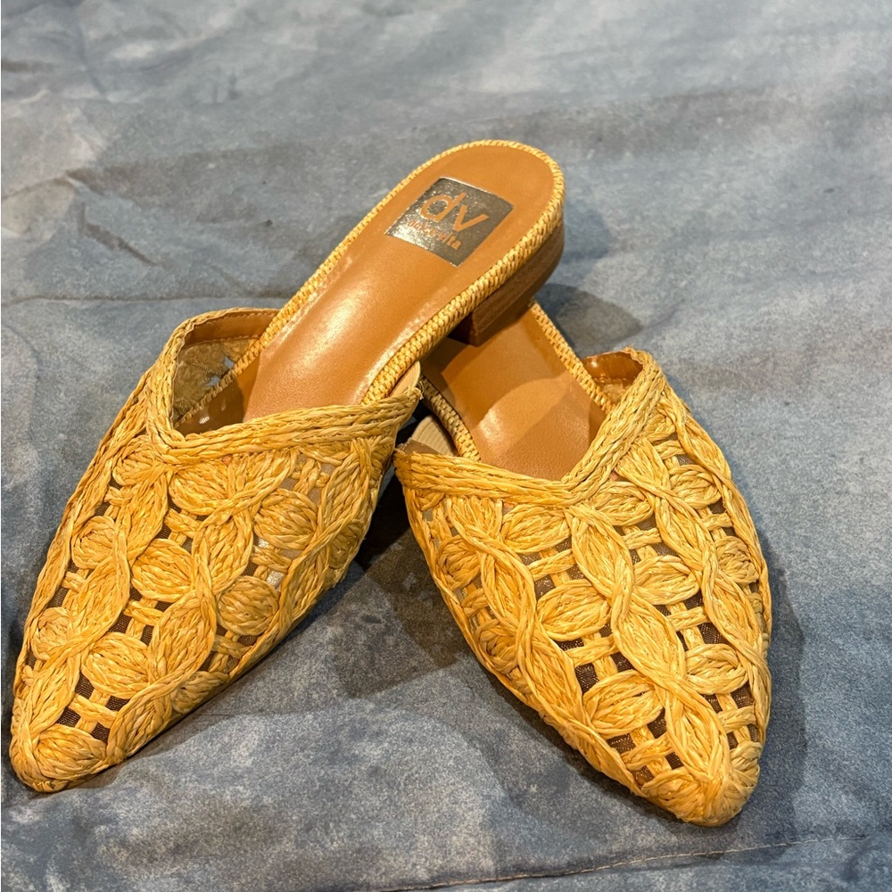 NWT DV by Dolce Vita Women's Tan Woven Clogs